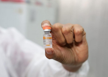 Chuvas estragam doses de vacina contra a covid-19; veja vídeo